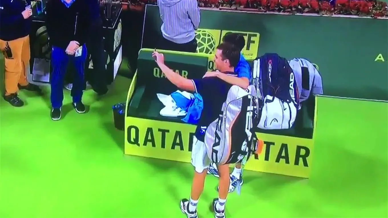 negocio del futbol español (Video) A pesar de la derrota, se sacó un selfie con Djokovic